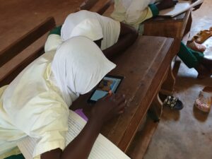 2 girls reading